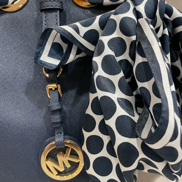 EUC Michael Kors Navy Saffino Leather Jet Set Scarf Handbag Tote - Picture 3 of 5